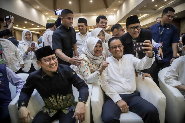 Paslon Capres-cawapres nomor urut 1, Anies Baswedan dan Muhaimin Iskandar alias Cak Imin, pada acara Deklarasi Dukungan Keluarga Besar HMI kepada Anies- Cak Imin, di Lippo Kuningan, Jakarta Selatan